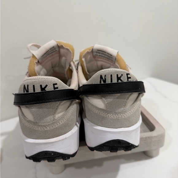 Nike Size9 Women's Waffle Debut Sneakers Beige/Black - Picture 3 of 9